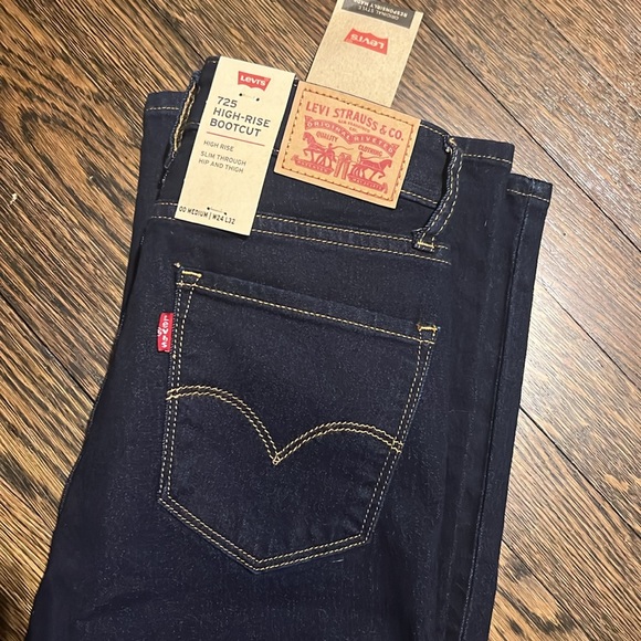 725 High Rise Boot Cut Levi’s - Picture 2 of 3